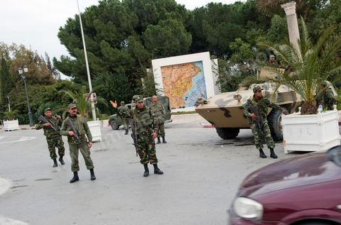 Journée du 19/01/2011 : Journée du 19/01/2011 : Militaires autour du Palais Présidentiel de Carthage dans la banlieue nord de Tunis