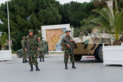 Journée du 19/01/2011 : Journée du 19/01/2011 : Militaires autour du Palais Présidentiel de Carthage dans la banlieue nord de Tunis