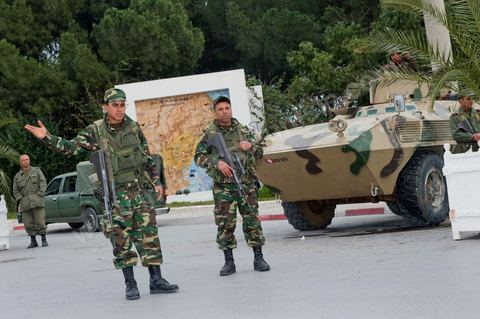 Journée du 19/01/2011 : Journée du 19/01/2011 : Militaires autour du Palais Présidentiel de Carthage dans la banlieue nord de Tunis