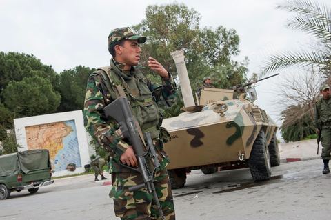 Journée du 19/01/2011 : Journée du 19/01/2011 : Militaires autour du Palais Présidentiel de Carthage dans la banlieue nord de Tunis