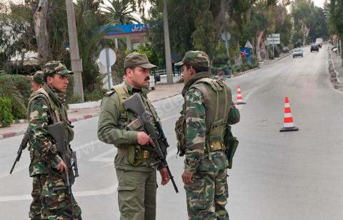 Journée du 19/01/2011 : Journée du 19/01/2011 : Militaires autour du Palais Présidentiel de Carthage dans la banlieue nord de Tunis