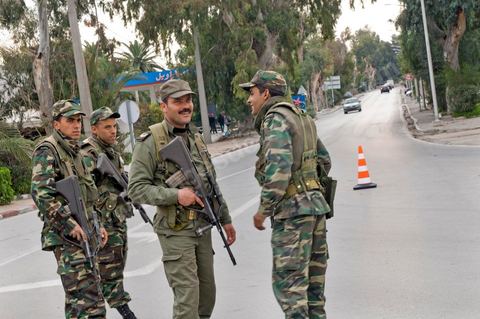 Journée du 19/01/2011 : Journée du 19/01/2011 : Militaires autour du Palais Présidentiel de Carthage dans la banlieue nord de Tunis