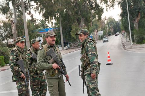Journée du 19/01/2011 : Journée du 19/01/2011 : Militaires autour du Palais Présidentiel de Carthage dans la banlieue nord de Tunis