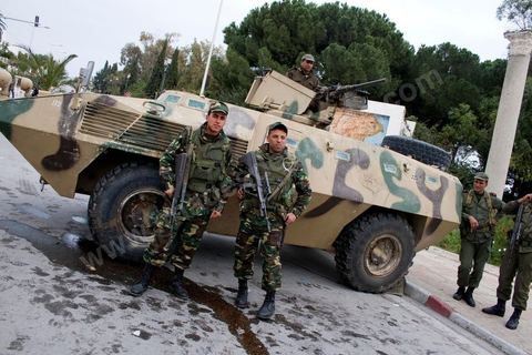 Journée du 19/01/2011 : Journée du 19/01/2011 : Militaires autour du Palais Présidentiel de Carthage dans la banlieue nord de Tunis