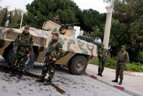 Journée du 19/01/2011 : Journée du 19/01/2011 : Militaires autour du Palais Présidentiel de Carthage dans la banlieue nord de Tunis