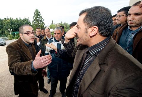 20 janvier : Arrivée de Slim Amamou au ministère de la Jeunesse et des Sports pour sa passation de pouvoir au poste de Secrétaire d'Etat à la Jeunesse et aux Sports. A peine sorti de prison où Ben Ali l'avait enfermé le 6 janvier puis libéré le 14 janvier, le militant bloggeur était accusé par l'ancien pouvoir d'avoir participé à l'opération internationale de hacking des sites gouvernementaux tunisiens, lancée par Anonymous.  Il est accueilli par les fonctionnaires du ministère qui lui remttent une pétition lui demandant de ne pas prendre son poste pour garder sa crédibilité envers la jeunesse tunisienne et de ne pas s'associer à ce gouvernement provisoire perçu cimme trop RCD. Slim Amamou passera une heure au ministère avant d'être raccompganer à sa 4L par les fonctionnaires. Commentaires de Slim Amamou sur son twitter après ces évenements : Slim Amamou a dit sur son twitter concernant ce qui s'est au ministère"je suis allé au Ministère de la Jeunesse pour la passation. il y avait une manif, pas de passation mais grande discussion avec les gens""les fonctionnaires de mon Ministère ne veulent pas du gouvernement, y compris moi et mon Ministre"