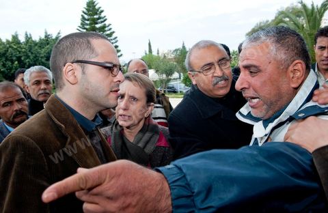 20 janvier : Arrivée de Slim Amamou au ministère de la Jeunesse et des Sports pour sa passation de pouvoir au poste de Secrétaire d'Etat à la Jeunesse et aux Sports. A peine sorti de prison où Ben Ali l'avait enfermé le 6 janvier puis libéré le 14 janvier, le militant bloggeur était accusé par l'ancien pouvoir d'avoir participé à l'opération internationale de hacking des sites gouvernementaux tunisiens, lancée par Anonymous.  Il est accueilli par les fonctionnaires du ministère qui lui remttent une pétition lui demandant de ne pas prendre son poste pour garder sa crédibilité envers la jeunesse tunisienne et de ne pas s'associer à ce gouvernement provisoire perçu cimme trop RCD. Slim Amamou passera une heure au ministère avant d'être raccompganer à sa 4L par les fonctionnaires. Commentaires de Slim Amamou sur son twitter après ces évenements : Slim Amamou a dit sur son twitter concernant ce qui s'est au ministère"je suis allé au Ministère de la Jeunesse pour la passation. il y avait une manif, pas de passation mais grande discussion avec les gens""les fonctionnaires de mon Ministère ne veulent pas du gouvernement, y compris moi et mon Ministre"
