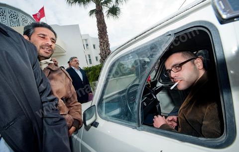 20 janvier : Arrivée de Slim Amamou au ministère de la Jeunesse et des Sports pour sa passation de pouvoir au poste de Secrétaire d'Etat à la Jeunesse et aux Sports. A peine sorti de prison où Ben Ali l'avait enfermé le 6 janvier puis libéré le 14 janvier, le militant bloggeur était accusé par l'ancien pouvoir d'avoir participé à l'opération internationale de hacking des sites gouvernementaux tunisiens, lancée par Anonymous.  Il est accueilli par les fonctionnaires du ministère qui lui remttent une pétition lui demandant de ne pas prendre son poste pour garder sa crédibilité envers la jeunesse tunisienne et de ne pas s'associer à ce gouvernement provisoire perçu cimme trop RCD. Slim Amamou passera une heure au ministère avant d'être raccompganer à sa 4L par les fonctionnaires. Commentaires de Slim Amamou sur son twitter après ces évenements : Slim Amamou a dit sur son twitter concernant ce qui s'est au ministère"je suis allé au Ministère de la Jeunesse pour la passation. il y avait une manif, pas de passation mais grande discussion avec les gens""les fonctionnaires de mon Ministère ne veulent pas du gouvernement, y compris moi et mon Ministre"