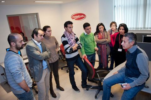 Conseil de rédaction de la Radio Mosaïque FM. le mercredi 12 janvier à 12h elle a été la première à s'afficher et s'affirmer pour la liberté d'expression et de professionnalisation en lançant les premiers débats démocratiques à la radio. Lors de cette réunion du conseil de rédaction avec l'ensemble des rédacteurs, journalistes et animateurs le point a été marqué sur une demande d'engagement de chacun vers une présence plus forte sur le terrain.