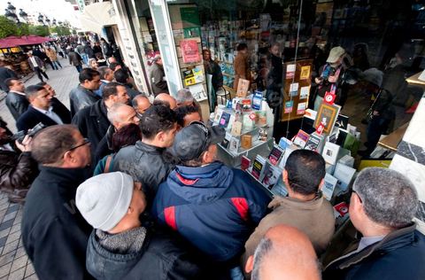 Attroupement devant la vitrine de la Librairie El Kitab sur l'avenue Habib Bourguiba, les tunisiens découvrent les ouvrages censurés par Ben Ali, encore en exemplaires uniques les ouvrages sur la dictature de Ben Ali de Taoufik Ben Brij ou "La régente de Carthage" s'affichent aujourd'hui en vitrine.