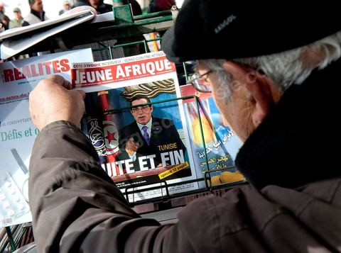 Les tunisiens redécouvrent avec joie les journaux, de nombreux titres de la presse internationale censurés durant le régime de Ben Ali affluent et attirent les tunisiens à l'exemple du Canard Enchaîné. 