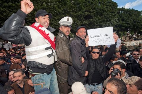 le 22 janvier : grève et manifestation de la police devant le ministère de l'Intérieur demandant la démission du ministre de l'Intérieur M. Friaa et la création d'un syndicat de la police. Un grand nombre de policiers rencontre le peuple et tente d'expliquer leur situation sous le régime de Ben Ali et leur demande pardon pour toutes les exactions faites contre le peuple.