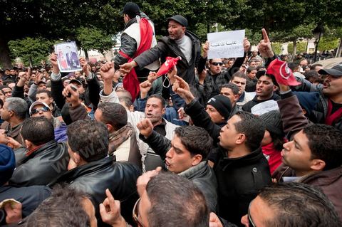 le 22 janvier : grève et manifestation de la police devant le ministère de l'Intérieur demandant la démission du ministre de l'Intérieur M. Friaa et la création d'un syndicat de la police. Un grand nombre de policiers rencontre le peuple et tente d'expliquer leur situation sous le régime de Ben Ali et leur demande pardon pour toutes les exactions faites contre le peuple.