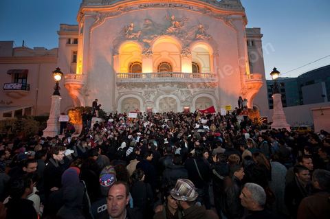le 22 janvier à 17h un rassemblement de la population tunisoise a lieu sur l'avenue Habib Bourguiba pour un hommage aux martyrs tombés lors de la Eévolution. Une bougie à la main les tunisois de tous âges commèrorent ces hommes et femmes morts pour la liberté.