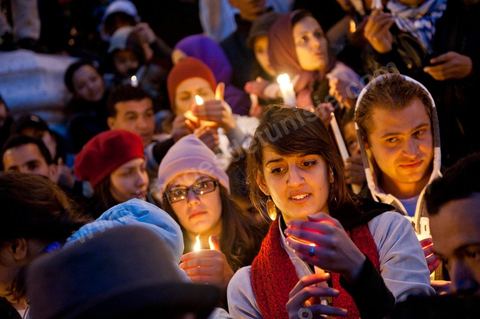 le 22 janvier à 17h un rassemblement de la population tunisoise a lieu sur l'avenue Habib Bourguiba pour un hommage aux martyrs tombés lors de la Eévolution. Une bougie à la main les tunisois de tous âges commèrorent ces hommes et femmes morts pour la liberté.