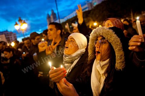 le 22 janvier à 17h un rassemblement de la population tunisoise a lieu sur l'avenue Habib Bourguiba pour un hommage aux martyrs tombés lors de la Eévolution. Une bougie à la main les tunisois de tous âges commèrorent ces hommes et femmes morts pour la liberté.