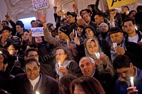 le 22 janvier à 17h un rassemblement de la population tunisoise a lieu sur l'avenue Habib Bourguiba pour un hommage aux martyrs tombés lors de la Eévolution. Une bougie à la main les tunisois de tous âges commèrorent ces hommes et femmes morts pour la liberté.