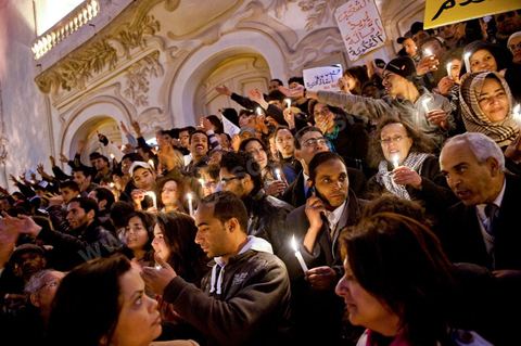 le 22 janvier à 17h un rassemblement de la population tunisoise a lieu sur l'avenue Habib Bourguiba pour un hommage aux martyrs tombés lors de la Eévolution. Une bougie à la main les tunisois de tous âges commèrorent ces hommes et femmes morts pour la liberté.