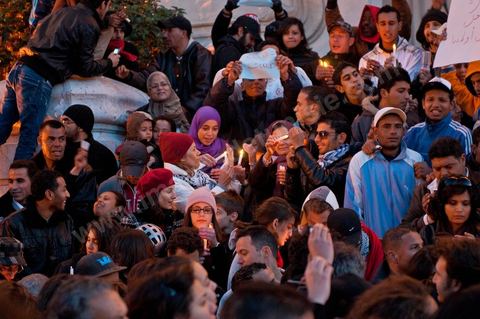 le 22 janvier à 17h un rassemblement de la population tunisoise a lieu sur l'avenue Habib Bourguiba pour un hommage aux martyrs tombés lors de la Eévolution. Une bougie à la main les tunisois de tous âges commèrorent ces hommes et femmes morts pour la liberté.