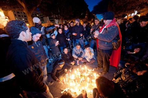 le 22 janvier à 17h un rassemblement de la population tunisoise a lieu sur l'avenue Habib Bourguiba pour un hommage aux martyrs tombés lors de la Eévolution. Une bougie à la main les tunisois de tous âges commèrorent ces hommes et femmes morts pour la liberté.
