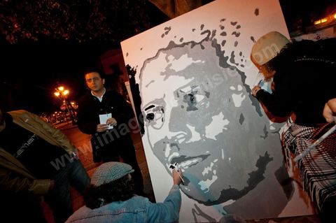 le 22 janvier à 17h un rassemblement de la population tunisoise a lieu sur l'avenue Habib Bourguiba pour un hommage aux martyrs tombés lors de la Eévolution. Une bougie à la main les tunisois de tous âges commèrorent ces hommes et femmes morts pour la liberté.