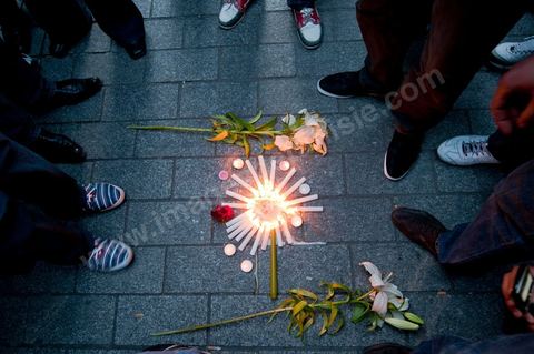 le 22 janvier à 17h un rassemblement de la population tunisoise a lieu sur l'avenue Habib Bourguiba pour un hommage aux martyrs tombés lors de la Eévolution. Une bougie à la main les tunisois de tous âges commèrorent ces hommes et femmes morts pour la liberté.