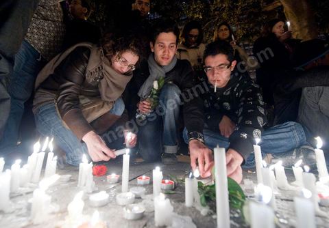 le 22 janvier à 17h un rassemblement de la population tunisoise a lieu sur l'avenue Habib Bourguiba pour un hommage aux martyrs tombés lors de la Eévolution. Une bougie à la main les tunisois de tous âges commèrorent ces hommes et femmes morts pour la liberté.