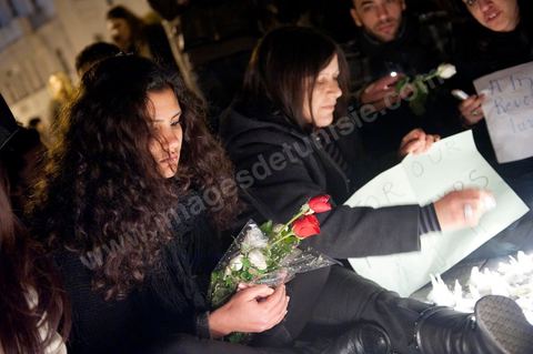 le 22 janvier à 17h un rassemblement de la population tunisoise a lieu sur l'avenue Habib Bourguiba pour un hommage aux martyrs tombés lors de la Eévolution. Une bougie à la main les tunisois de tous âges commèrorent ces hommes et femmes morts pour la liberté.