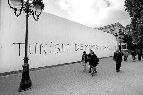 Sur les murs de la ville les slogans et les pancartes des manifestants de la Révolution du Peuple s'affichent en arabe et en français.