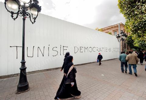 Sur les murs de la ville les slogans et les pancartes des manifestants de la Révolution du Peuple s'affichent en arabe et en français.