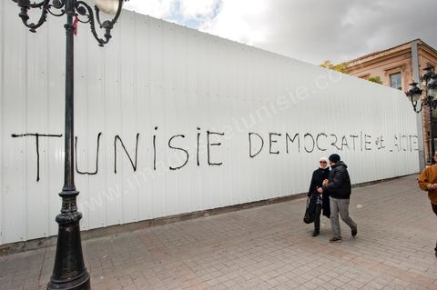 Sur les murs de la ville les slogans et les pancartes des manifestants de la Révolution du Peuple s'affichent en arabe et en français.
