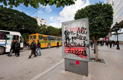 Sur les murs de la ville les slogans et les pancartes des manifestants de la Révolution du Peuple s'affichent en arabe et en français.