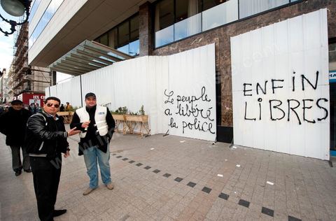 Sur les murs de la ville les slogans et les pancartes des manifestants de la Révolution du Peuple s'affichent en arabe et en français.