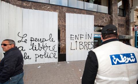 Sur les murs de la ville les slogans et les pancartes des manifestants de la Révolution du Peuple s'affichent en arabe et en français.