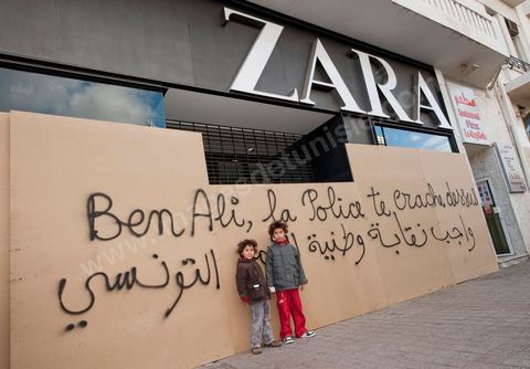 Sur les murs de la ville les slogans et les pancartes des manifestants de la Révolution du Peuple s'affichent en arabe et en français.