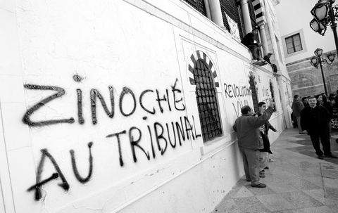 journée du 21/01/2011 : Message écrit par un avocat sur les murs du Premier Ministère durant la manifestation sur la Place de la Kasbah devant les portes du Premier Ministère, le peuple tout uni demande la démission du Premier Ministre M. Ghanouchi, cette manifestation verra un mouvement spontané des policiers qui décident de manifester pour ecrtains d'entre eux avec le peuple tout en s'excusant pour tous ses actes faits durant la dictature policère de Ben Ali.