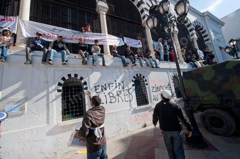Journée du 23 janvier : arrivée à Tunis de la "Caravane de la Libération". Près d'un millier de manifestants venant des régions de Sidi Bouzid et Kasserine pour  " faire tomber le gouvernement". Après une nuit sur les routes de Tunisie, ces hommes, femmes et enfants à l'origine de cette révolution viennent s'installer devant les portes du Premier Ministère pour demander la démission du gouvernement. Soutenus par les tunisois qui leur apportent de la nourriture et écoutent les histoires de ces martyrs de la Révolution. 