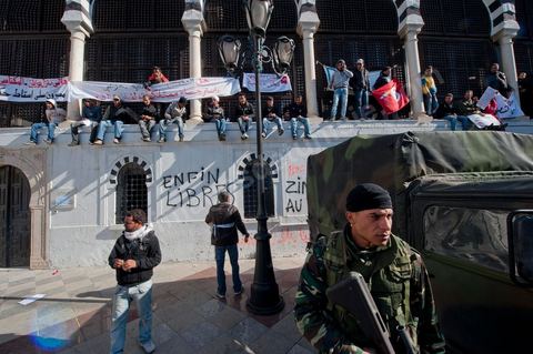 Journée du 23 janvier : arrivée à Tunis de la "Caravane de la Libération". Près d'un millier de manifestants venant des régions de Sidi Bouzid et Kasserine pour  " faire tomber le gouvernement". Après une nuit sur les routes de Tunisie, ces hommes, femmes et enfants à l'origine de cette révolution viennent s'installer devant les portes du Premier Ministère pour demander la démission du gouvernement. Soutenus par les tunisois qui leur apportent de la nourriture et écoutent les histoires de ces martyrs de la Révolution. 