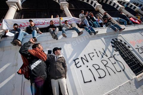 Journée du 23 janvier : arrivée à Tunis de la "Caravane de la Libération". Près d'un millier de manifestants venant des régions de Sidi Bouzid et Kasserine pour  " faire tomber le gouvernement". Après une nuit sur les routes de Tunisie, ces hommes, femmes et enfants à l'origine de cette révolution viennent s'installer devant les portes du Premier Ministère pour demander la démission du gouvernement. Soutenus par les tunisois qui leur apportent de la nourriture et écoutent les histoires de ces martyrs de la Révolution. 