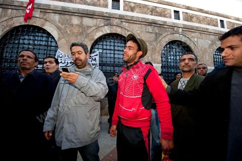 Journée du 23 janvier : arrivée à Tunis de la "Caravane de la Libération". Près d'un millier de manifestants venant des régions de Sidi Bouzid et Kasserine pour  " faire tomber le gouvernement". Après une nuit sur les routes de Tunisie, ces hommes, femmes et enfants à l'origine de cette révolution viennent s'installer devant les portes du Premier Ministère pour demander la démission du gouvernement. Soutenus par les tunisois qui leur apportent de la nourriture et écoutent les histoires de ces martyrs de la Révolution. Un jeune homme de Sidi Bouzid pleure la mort de son frère tué à Sidi Bouzid par la police.