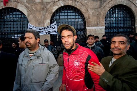 Journée du 23 janvier : arrivée à Tunis de la "Caravane de la Libération". Près d'un millier de manifestants venant des régions de Sidi Bouzid et Kasserine pour  " faire tomber le gouvernement". Après une nuit sur les routes de Tunisie, ces hommes, femmes et enfants à l'origine de cette révolution viennent s'installer devant les portes du Premier Ministère pour demander la démission du gouvernement. Soutenus par les tunisois qui leur apportent de la nourriture et écoutent les histoires de ces martyrs de la Révolution. Un jeune homme de Sidi Bouzid pleure la mort de son frère tué à Sidi Bouzid par la police.