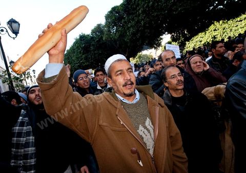 Journée du 23 janvier : arrivée à Tunis de la "Caravane de la Libération". Près d'un millier de manifestants venant des régions de Sidi Bouzid et Kasserine pour  " faire tomber le gouvernement". Après une nuit sur les routes de Tunisie, ces hommes, femmes et enfants à l'origine de cette révolution viennent s'installer devant les portes du Premier Ministère pour demander la démission du gouvernement. Soutenus par les tunisois qui leur apportent de la nourriture et écoutent les histoires de ces martyrs de la Révolution. 