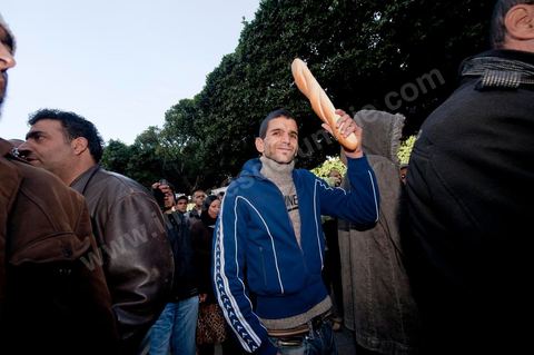 Journée du 23 janvier : arrivée à Tunis de la "Caravane de la Libération". Près d'un millier de manifestants venant des régions de Sidi Bouzid et Kasserine pour  " faire tomber le gouvernement". Après une nuit sur les routes de Tunisie, ces hommes, femmes et enfants à l'origine de cette révolution viennent s'installer devant les portes du Premier Ministère pour demander la démission du gouvernement. Soutenus par les tunisois qui leur apportent de la nourriture et écoutent les histoires de ces martyrs de la Révolution. 