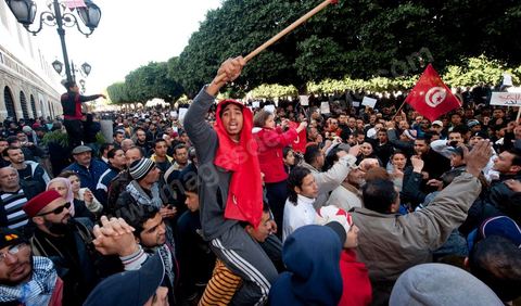 Journée du 23 janvier : arrivée à Tunis de la "Caravane de la Libération". Près d'un millier de manifestants venant des régions de Sidi Bouzid et Kasserine pour  " faire tomber le gouvernement". Après une nuit sur les routes de Tunisie, ces hommes, femmes et enfants à l'origine de cette révolution viennent s'installer devant les portes du Premier Ministère pour demander la démission du gouvernement. Soutenus par les tunisois qui leur apportent de la nourriture et écoutent les histoires de ces martyrs de la Révolution. 
