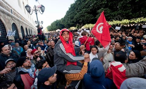 Journée du 23 janvier : arrivée à Tunis de la "Caravane de la Libération". Près d'un millier de manifestants venant des régions de Sidi Bouzid et Kasserine pour  " faire tomber le gouvernement". Après une nuit sur les routes de Tunisie, ces hommes, femmes et enfants à l'origine de cette révolution viennent s'installer devant les portes du Premier Ministère pour demander la démission du gouvernement. Soutenus par les tunisois qui leur apportent de la nourriture et écoutent les histoires de ces martyrs de la Révolution. 