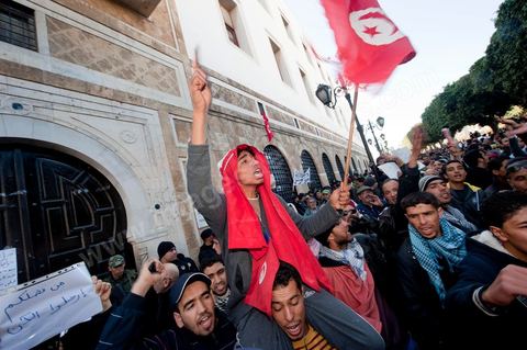 Journée du 23 janvier : arrivée à Tunis de la "Caravane de la Libération". Près d'un millier de manifestants venant des régions de Sidi Bouzid et Kasserine pour  " faire tomber le gouvernement". Après une nuit sur les routes de Tunisie, ces hommes, femmes et enfants à l'origine de cette révolution viennent s'installer devant les portes du Premier Ministère pour demander la démission du gouvernement. Soutenus par les tunisois qui leur apportent de la nourriture et écoutent les histoires de ces martyrs de la Révolution. 