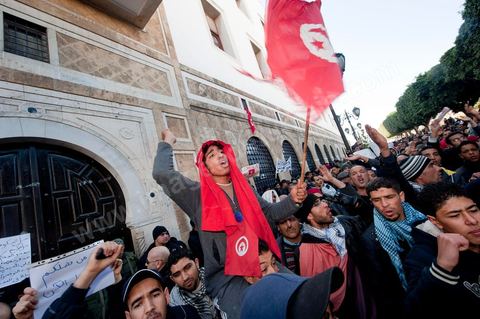 Journée du 23 janvier : arrivée à Tunis de la "Caravane de la Libération". Près d'un millier de manifestants venant des régions de Sidi Bouzid et Kasserine pour  " faire tomber le gouvernement". Après une nuit sur les routes de Tunisie, ces hommes, femmes et enfants à l'origine de cette révolution viennent s'installer devant les portes du Premier Ministère pour demander la démission du gouvernement. Soutenus par les tunisois qui leur apportent de la nourriture et écoutent les histoires de ces martyrs de la Révolution. 