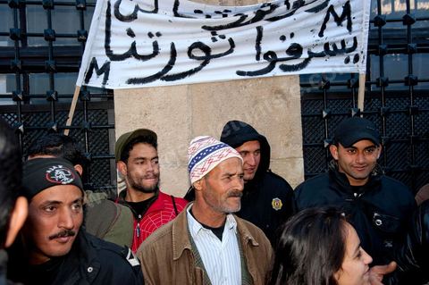 Journée du 23 janvier : arrivée à Tunis de la "Caravane de la Libération". Près d'un millier de manifestants venant des régions de Sidi Bouzid et Kasserine pour  " faire tomber le gouvernement". Après une nuit sur les routes de Tunisie, ces hommes, femmes et enfants à l'origine de cette révolution viennent s'installer devant les portes du Premier Ministère pour demander la démission du gouvernement. Soutenus par les tunisois qui leur apportent de la nourriture et écoutent les histoires de ces martyrs de la Révolution. Un jeune homme de Sidi Bouzid pleure la mort de son frère tué à Sidi Bouzid par la police.