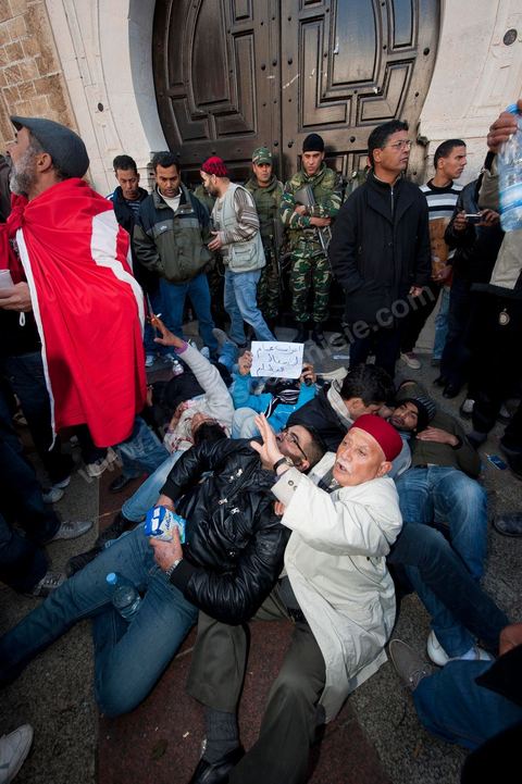 Journée du 23 janvier : arrivée à Tunis de la "Caravane de la Libération". Près d'un millier de manifestants venant des régions de Sidi Bouzid et Kasserine pour  " faire tomber le gouvernement". Après une nuit sur les routes de Tunisie, ces hommes, femmes et enfants à l'origine de cette révolution viennent s'installer devant les portes du Premier Ministère pour demander la démission du gouvernement. Soutenus par les tunisois qui leur apportent de la nourriture et écoutent les histoires de ces martyrs de la Révolution. Couchés devant les portes du premier ministre, ils décident de ne pas bouger tant que le gouvernement ne démissionne. C'est leur Révolution.