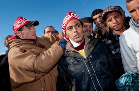 Journée du 23 janvier : arrivée à Tunis de la "Caravane de la Libération". Près d'un millier de manifestants venant des régions de Sidi Bouzid et Kasserine pour  " faire tomber le gouvernement". Après une nuit sur les routes de Tunisie, ces hommes, femmes et enfants à l'origine de cette révolution viennent s'installer devant les portes du Premier Ministère pour demander la démission du gouvernement. Soutenus par les tunisois qui leur apportent de la nourriture et écoutent les histoires de ces martyrs de la Révolution. Jeunes garçons bléssés par la police.